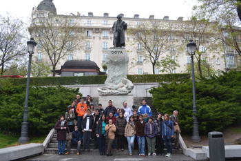 Foto de Grupo junta a la Estatua de Goya.